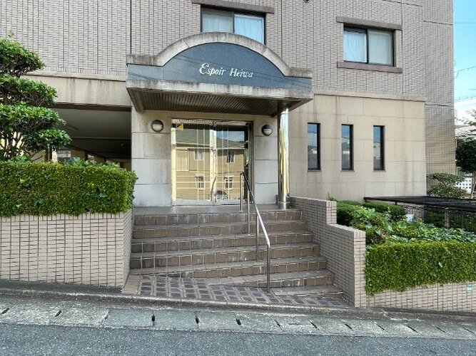隙のないフォルムを包み込む植栽に囲まれたマンション。綺麗に手入れされております。