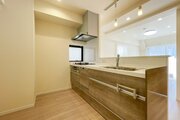 優しい温もりを醸し出すキッチンは料理の為の配慮を散りばめられた仕様です。