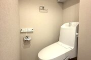 【トイレ】トイレットペーパーやサニタリー用品の収納に便利な吊戸棚付 【トイレ】トイレットペーパーやサニタリー用品の収納に便利な吊戸棚付