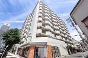 鮮やかな緑を効果的に纏った外観。爽やかな風がそよぐ心温まるお部屋へ優しく誘います。