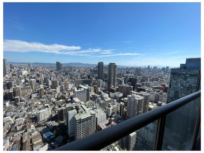 高層階ならではの開けた美しい眺望が広がる開放感たっぷりのバルコニーです!天気の良い日には澄み渡る青空を一面に眺めながら、心地よい風を感じて爽やかな朝のコーヒータイムや休憩を楽しめます♪ 高層階ならではの開けた美しい眺望が広がる開放感たっぷりのバルコニーです!天気の良い日には澄み渡る青空を一面に眺めながら、心地よい風を感じて爽やかな朝のコーヒータイムや休憩を楽しめます♪