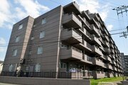 タイル張りの落ち着いた外観のマンションです！周辺には植栽もあり、四季の移ろいを感じながら過ごせます。陽当りも良く、洗濯物もしっかり乾きます。暮らしを温かく包み込んでくれるような住環境です♪