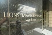 閑静な住宅街に佇むマンション。柔らかい色調とマットな素材が穏やかな雰囲気を奏でます。