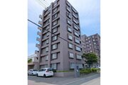 落ち着いたブラウン系のタイル貼りが洗練された印象を与えるマンション外観です!周辺はスッキリとした平坦な道になっており、小さなお子様を連れてのお出かけやベビーカーでの移動もスムーズに行えます♪ 落ち着いたブラウン系のタイル貼りが洗練された印象を与えるマンション外観です!周辺はスッキリとした平坦な道になっており、小さなお子様を連れてのお出かけやベビーカーでの移動もスムーズに行えます♪
