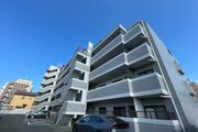 統一した色調でデザインされたマンションは周囲と調和した景観を生み出しています。