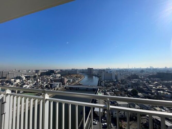 目の前に広がる青空と穏やかな川の流れを望む、開放感たっぷりのバルコニーです! 目の前に広がる青空と穏やかな川の流れを望む、開放感たっぷりのバルコニーです!