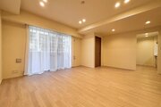 柔らかな色合いのフローリングと清潔感のあふれる白のクロスが明るい空間を創り出しているLDK。
