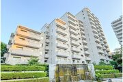 閑静な住宅街に佇むマンション。柔らかい色調とマットな素材が穏やかな雰囲気を奏でます。