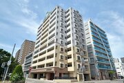 青空に映えるスタイリッシュな外観の大規模マンション！周辺は落ち着いた住宅街で、お買い物施設も充実。日々の生活が便利になりそうな住環境です。これからここで始まる暮らしが楽しみになりますね！