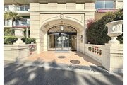 アーチ型のデザインが印象的な高級感あふれるマンションのエントランスです！段差の少ないフラットなアプローチになっているため、ベビーカーでの移動やお買い物の荷物が多い日でもスムーズに出入りいただけます♪