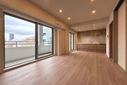 柔らかな色合いのフローリングと清潔感のあふれる白のクロスが明るい空間を創り出しているLDK。