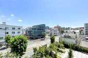 バルコニーからの眺望。近隣の建物との間隔もしっかり取られて風通し良好です。