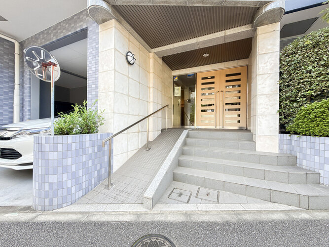 隙のないフォルムを包み込む植栽に囲まれたマンション。綺麗に手入れされております。
