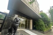 閑静な住宅街に佇むマンション。柔らかい色調とマットな素材が穏やかな雰囲気を奏でます。 閑静な住宅街に佇むマンション。柔らかい色調とマットな素材が穏やかな雰囲気を奏でます。