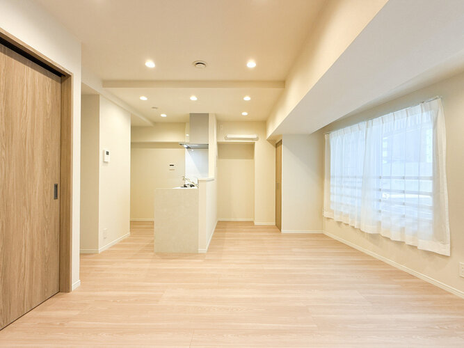 建物全体の雰囲気と合わせた色調と素材のリノベーション。居心地よくホッととできる空間です。
