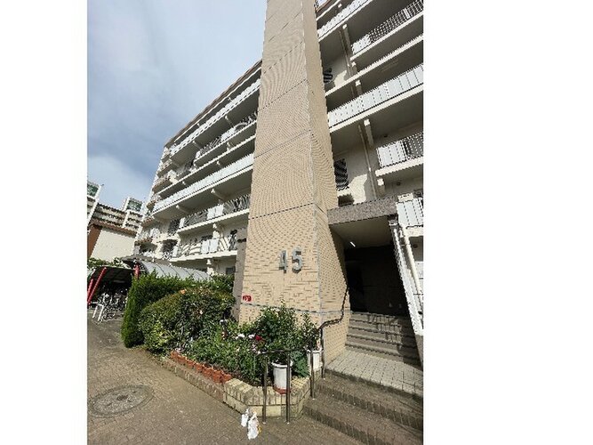 閑静な住宅街に佇むマンション。柔らかい色調とマットな素材が穏やかな雰囲気を奏でます。