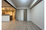 引き戸を開放すればリビングと一体化する洋室です！