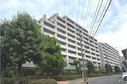 緑豊かな並木道に面した重厚感のある大規模マンションの外観です！前面道路は歩道がしっかりと整備されており、小さなお子様との歩行やベビーカーでの移動もスムーズで安心感のある住環境が魅力となっています♪