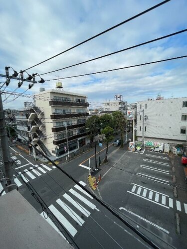 バルコニーからの見晴らしが良く、前方に遮るものが少ないため心地よい開放感を感じられます!爽やかな風を感じながら朝のコーヒータイムを楽しんだり、青空を眺めてリフレッシュできる心地よい空間です♪ バルコニーからの見晴らしが良く、前方に遮るものが少ないため心地よい開放感を感じられます!爽やかな風を感じながら朝のコーヒータイムを楽しんだり、青空を眺めてリフレッシュできる心地よい空間です♪