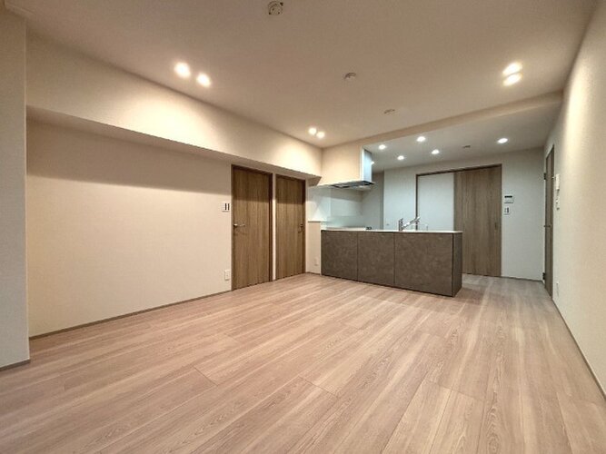 お部屋の形が綺麗なリビングの為、テーブルやソファなどの家具を一通り置くことができそうです♪