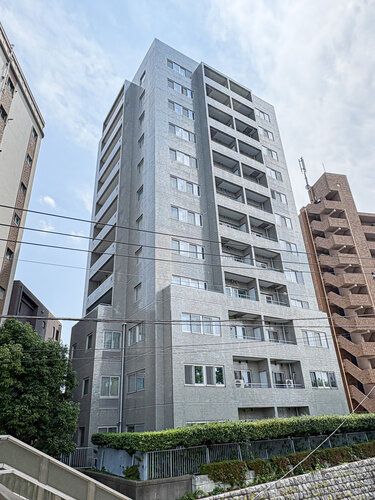 隙のないフォルムを包み込む植栽に囲まれたマンション。綺麗に手入れされております。