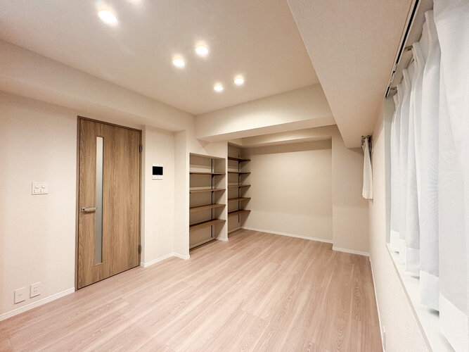 落ち着きのあるフローリングと清潔感のあるクロスが心和む空間を作り出しています。 落ち着きのあるフローリングと清潔感のあるクロスが心和む空間を作り出しています。
