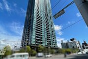 すっきりと晴れ渡る青空に映える見上げるほどのタワーマンションです！見通しの良い広い交差点に面しており、陽当たりや風通しも期待できます♪おでかけや通勤通学の際も気持ちよく出発できますね！