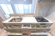 キッチン下にはたっぷりの収納スペースを確保。 食洗機付きで、家事の負担を軽減し、ゆとりのある時間を生み出します。 キッチン下にはたっぷりの収納スペースを確保。 食洗機付きで、家事の負担を軽減し、ゆとりのある時間を生み出します。
