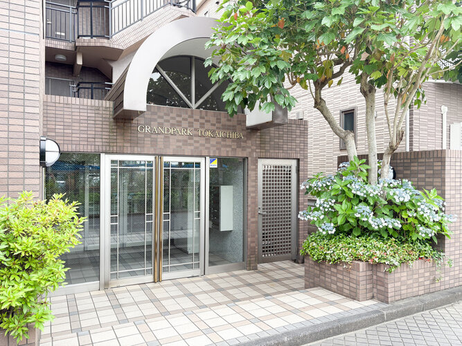 隙のないフォルムを包み込む植栽に囲まれたマンション。綺麗に手入れされております。 隙のないフォルムを包み込む植栽に囲まれたマンション。綺麗に手入れされております。