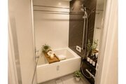 落ち着いたアクセントパネルが魅力的な清潔感あふれる浴室です！天候を気にせず洗濯物を乾かせる浴室乾燥機能が備わっており雨の日も重宝します。広々とした浴槽で一日の疲れをゆっくり癒やせますね♪