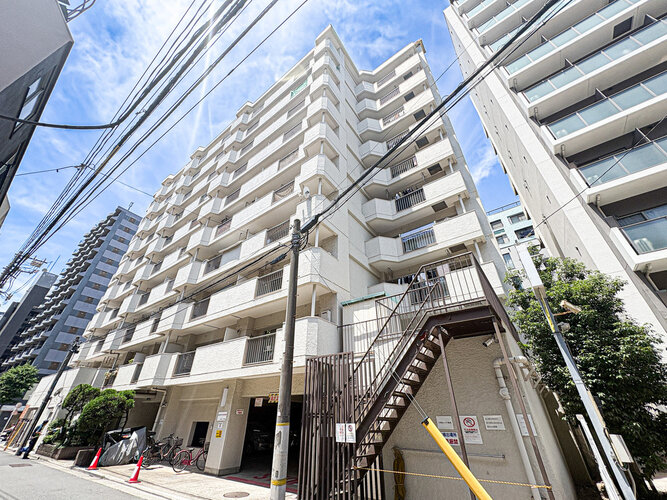 鮮やかな緑を効果的に纏った外観。爽やかな風がそよぐ心温まるお部屋へ優しく誘います。