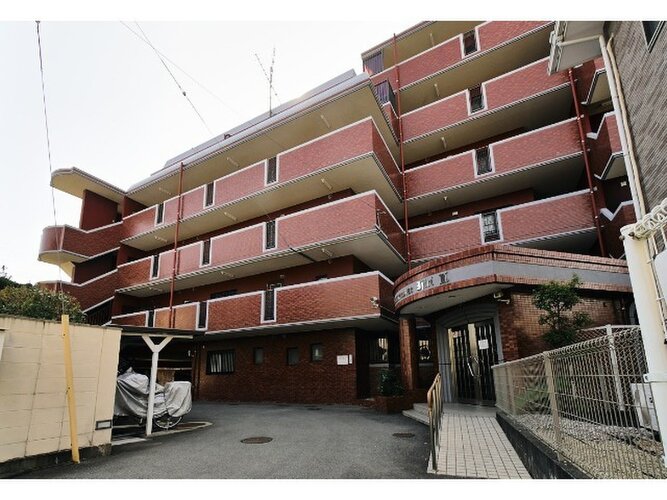 統一した色調でデザインされたマンションは周囲と調和した景観を生み出しています。