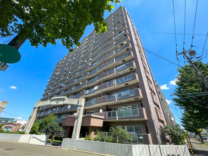 青空に映える落ち着いた色合いの外観デザイン!重厚感のあるアプローチが住まう方を優しく迎えます。周辺環境も整っており、毎日の通勤・通学も気持ちよくお出かけできます 青空に映える落ち着いた色合いの外観デザイン!重厚感のあるアプローチが住まう方を優しく迎えます。周辺環境も整っており、毎日の通勤・通学も気持ちよくお出かけできます