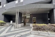 シックなタイル貼りの外観が洗練された印象を与えるエントランス部分です！ひさし部分が前に大きく出ており、悪天候の際でもゆっくりと鍵の出し入れやご家族の送迎ができる余裕ある設計になっています♪