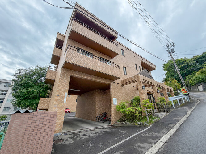 大きな窓から柔らかな自然光がたっぷりと差し込む明るい室内です！フラットなフローリングはお掃除もしやすく、季節ごとの模様替えやお好みのインテリアを自由に楽しめる使い勝手の良い間取りです♪