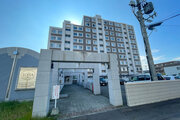 青空に綺麗に映える、どっしりとした佇まいのマンション外観です!しっかりとした建物構造で周辺環境とも調和しています!エントランス前のアプローチも広々としており、毎日の出入りもスムーズで安心です! 青空に綺麗に映える、どっしりとした佇まいのマンション外観です!しっかりとした建物構造で周辺環境とも調和しています!エントランス前のアプローチも広々としており、毎日の出入りもスムーズで安心です!