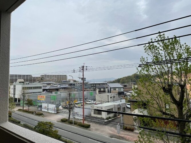 柔らかな風と穏やかな陽だまりの下に広がる街並みを眺めながら一息つけます。 柔らかな風と穏やかな陽だまりの下に広がる街並みを眺めながら一息つけます。