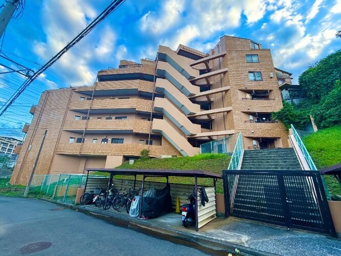 青空が広がる閑静な住宅街に佇むマンション。陽当たりや風通しにも期待ができる心地よい住環境です。 青空が広がる閑静な住宅街に佇むマンション。陽当たりや風通しにも期待ができる心地よい住環境です。