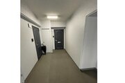 扉を開くと明るく暖かなお部屋がまっております。側面にはシューズボックスがついています。 扉を開くと明るく暖かなお部屋がまっております。側面にはシューズボックスがついています。