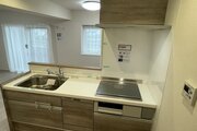 優しい温もりを醸し出すキッチンは料理の為の配慮を散りばめられた仕様です。
