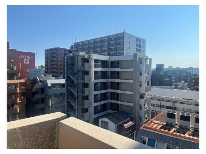 バルコニーからの眺望は青空が大きく広がっていて開放感たっぷり！