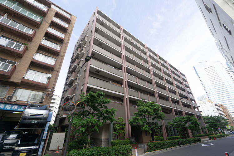 鮮やかな緑を効果的に纏った外観。爽やかな風がそよぐ心温まるお部屋へ優しく誘います。