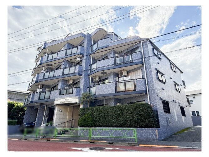 隙のないフォルムを包み込む植栽に囲まれたマンション。綺麗に手入れされております。
