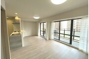 大きな窓から自然光がたっぷり注ぎ込む開放的なリビングダイニングです!明るく広々とした空間でお子様が元気良く遊ぶことができ、ご家族みんなでゆったり寛ぎながら心地よい時間を過ごせる魅力的な住空間です♪ 大きな窓から自然光がたっぷり注ぎ込む開放的なリビングダイニングです!明るく広々とした空間でお子様が元気良く遊ぶことができ、ご家族みんなでゆったり寛ぎながら心地よい時間を過ごせる魅力的な住空間です♪