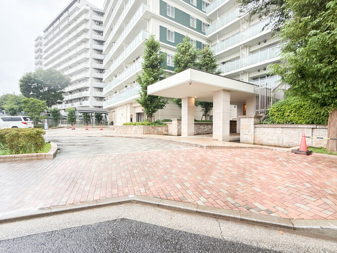 青空にそびえ立つ、大規模マンションです!エントランス周辺には綺麗にお手入れされた植栽があり、毎日緑を感じられます。 青空にそびえ立つ、大規模マンションです!エントランス周辺には綺麗にお手入れされた植栽があり、毎日緑を感じられます。