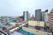 バルコニーからは遮るものがなく広々とした街並みが見渡せ、開放的な眺望をお楽しみいただけます バルコニーからは遮るものがなく広々とした街並みが見渡せ、開放的な眺望をお楽しみいただけます