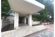 屋根がある広々としたエントランスアプローチです！