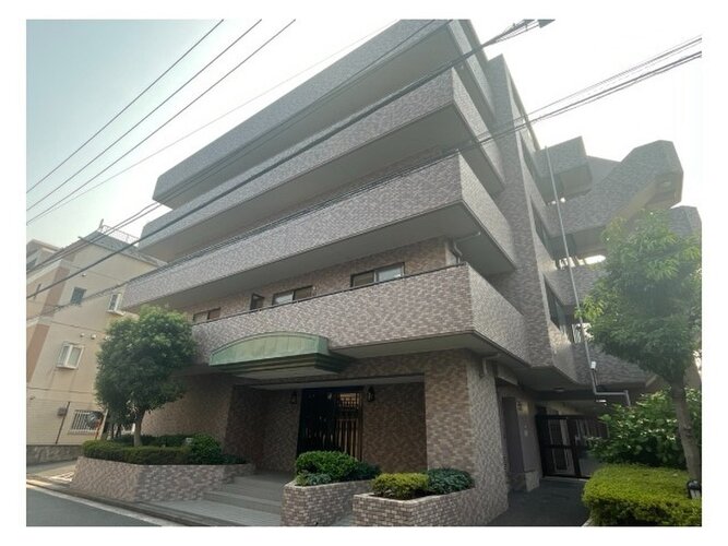 エントランスには手入れの行き届いた豊かな緑があり、毎日の帰宅時に心和む空間が広がっています。