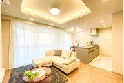 お部屋の形が綺麗なリビングの為、テーブルやソファなどの家具を一通り置くことができそうです♪ お部屋の形が綺麗なリビングの為、テーブルやソファなどの家具を一通り置くことができそうです♪