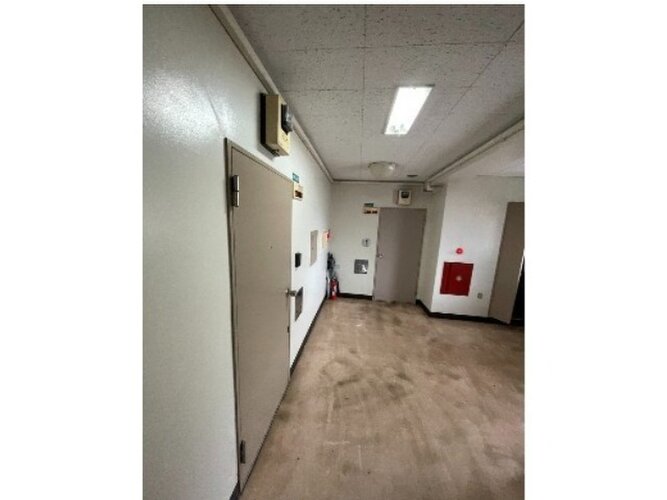 扉を開くと明るく暖かなお部屋がまっております。側面にはシューズボックスがついています。